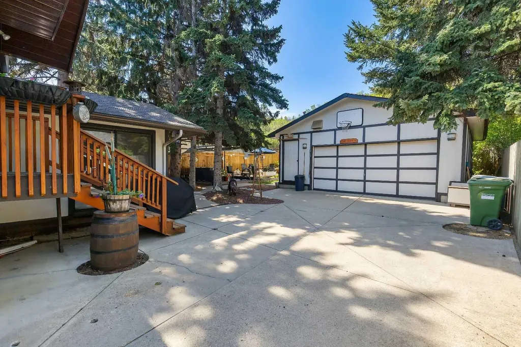 8927 33 Avenue NW Calgary AB T3B 1M2