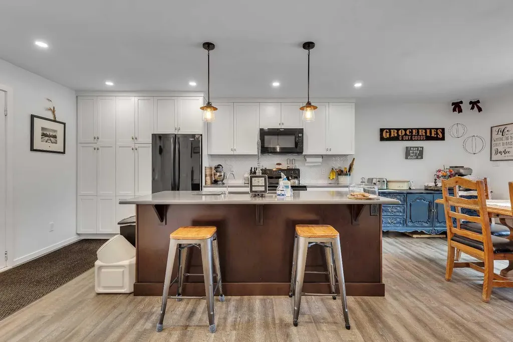 8927 33 Avenue NW Calgary AB T3B 1M2