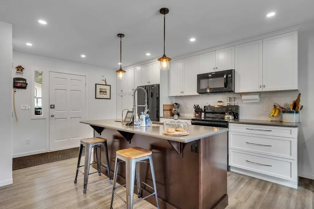 8927 33 Avenue NW Calgary AB T3B 1M2