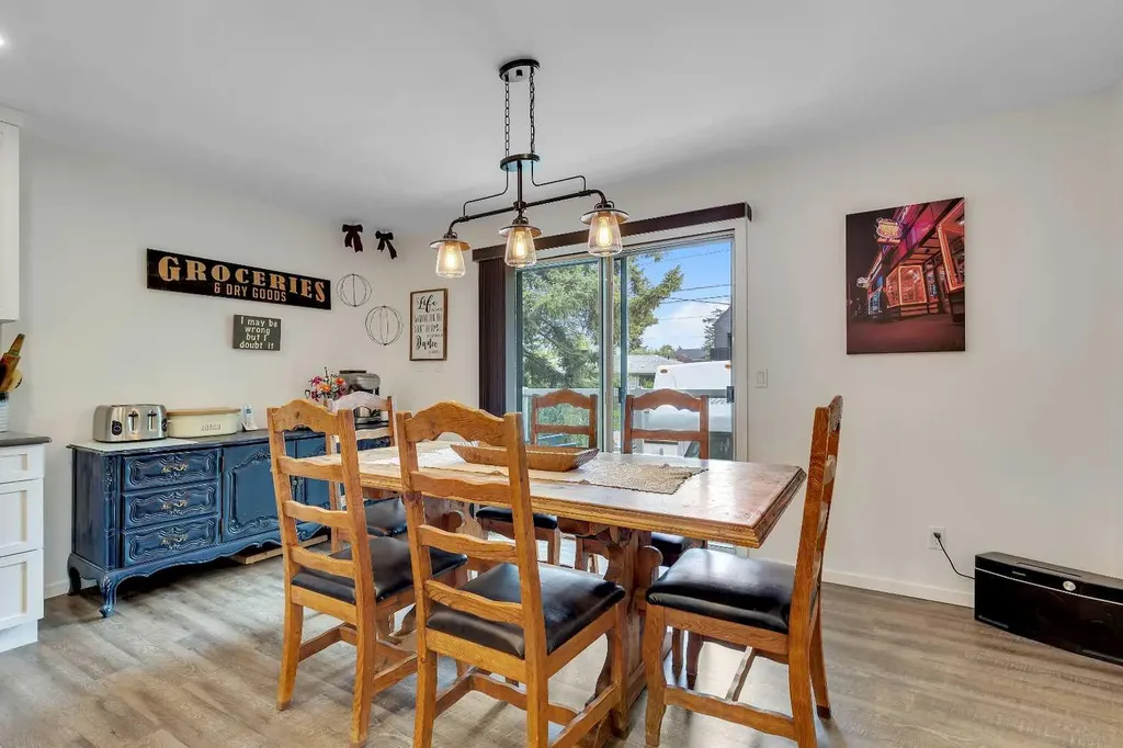 8927 33 Avenue NW Calgary AB T3B 1M2