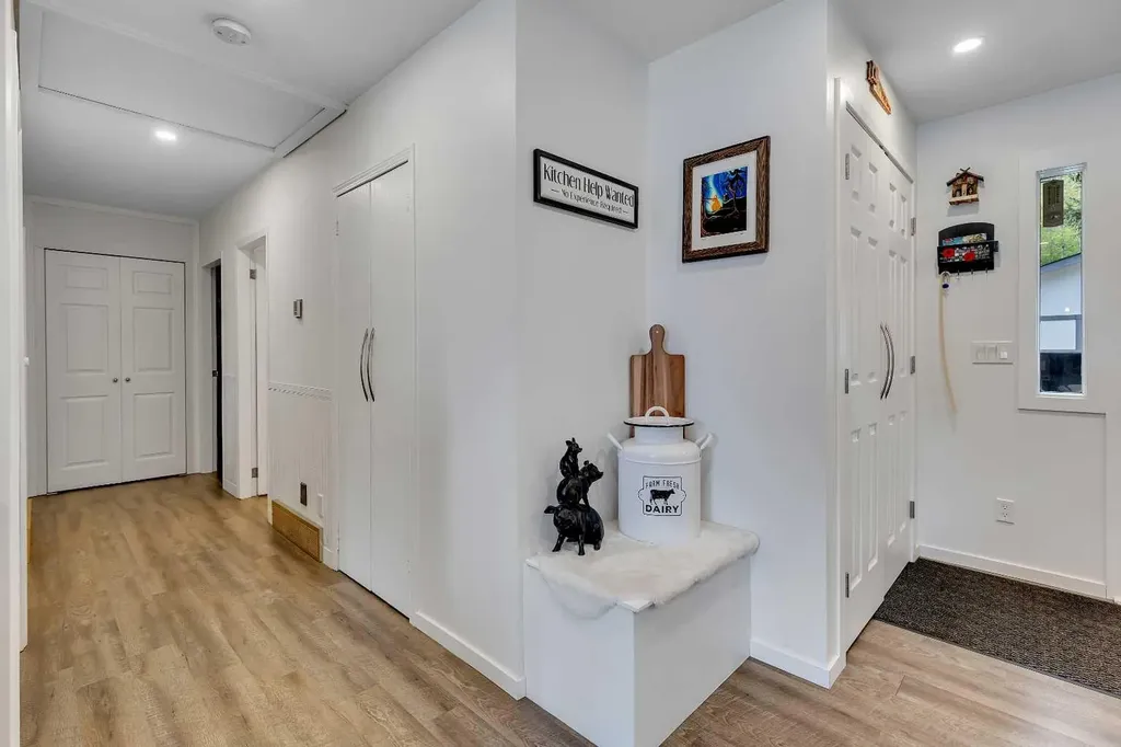 8927 33 Avenue NW Calgary AB T3B 1M2