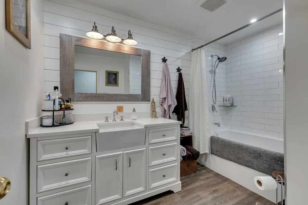 8927 33 Avenue NW Calgary AB T3B 1M2