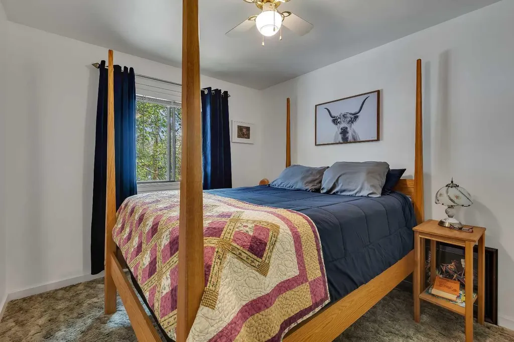 8927 33 Avenue NW Calgary AB T3B 1M2