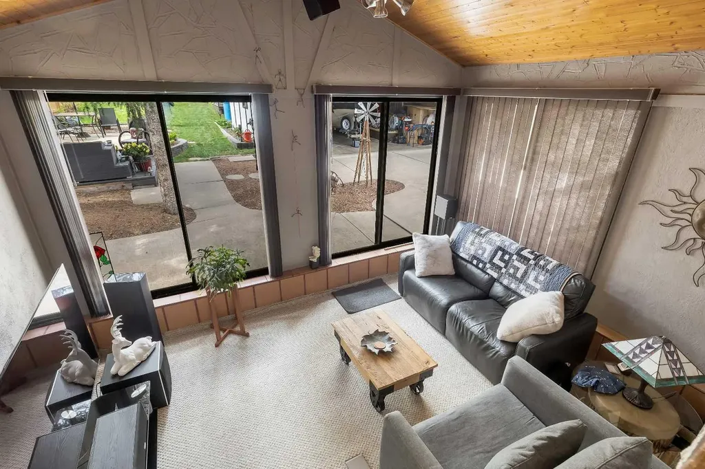 8927 33 Avenue NW Calgary AB T3B 1M2