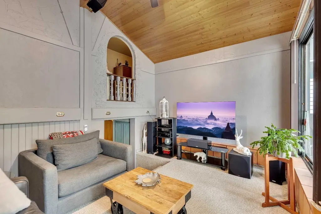 8927 33 Avenue NW Calgary AB T3B 1M2