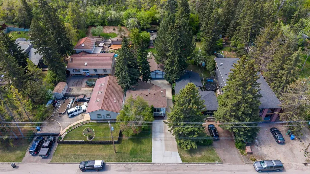 8927 33 Avenue NW Calgary AB T3B 1M2