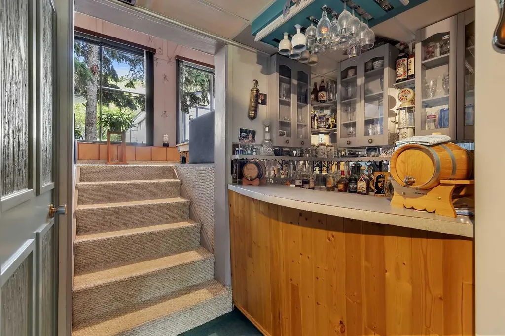 8927 33 Avenue NW Calgary AB T3B 1M2