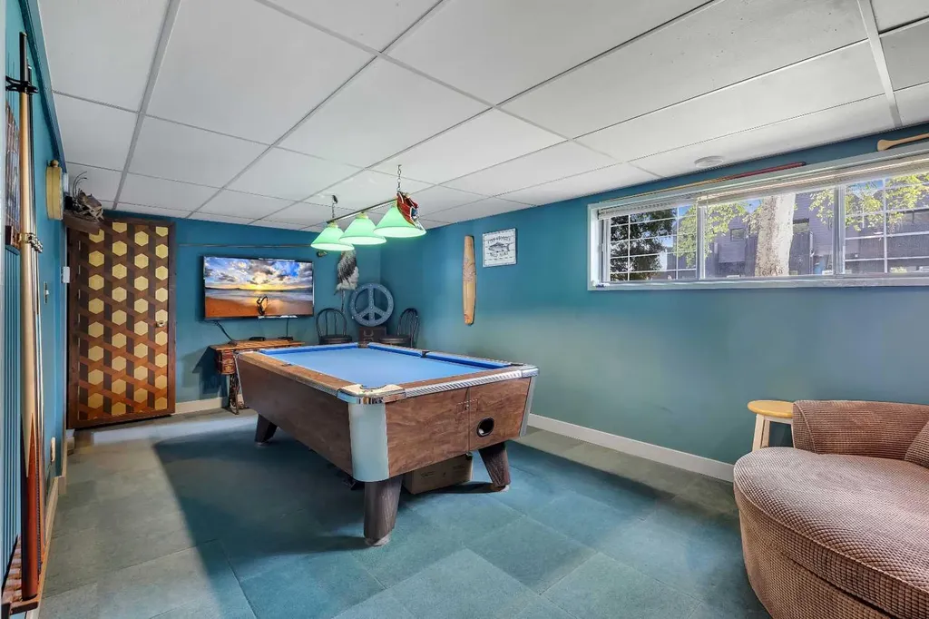 8927 33 Avenue NW Calgary AB T3B 1M2