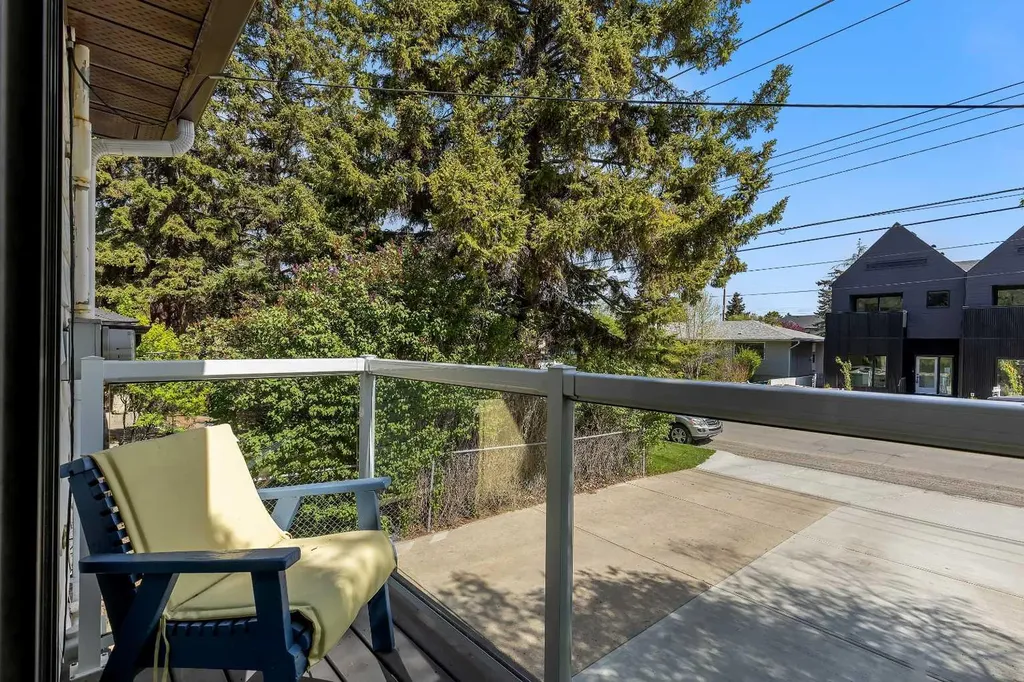 8927 33 Avenue NW Calgary AB T3B 1M2
