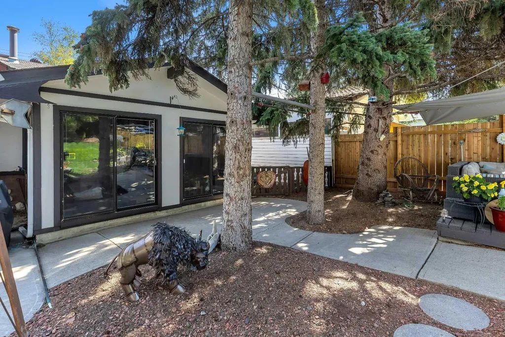 8927 33 Avenue NW Calgary AB T3B 1M2