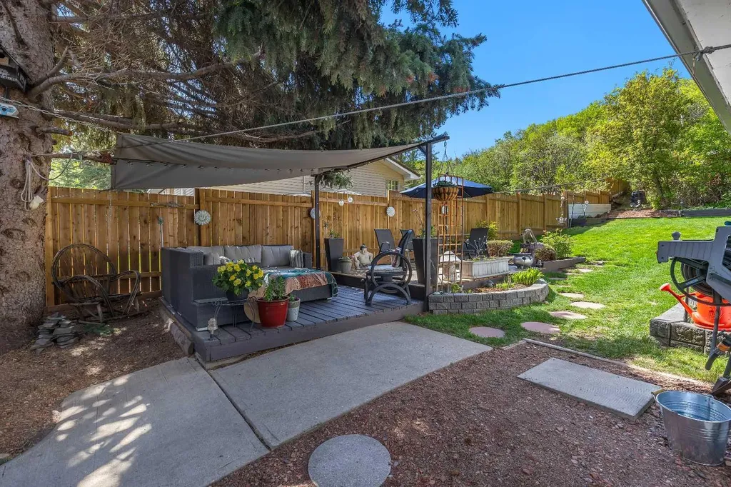 8927 33 Avenue NW Calgary AB T3B 1M2