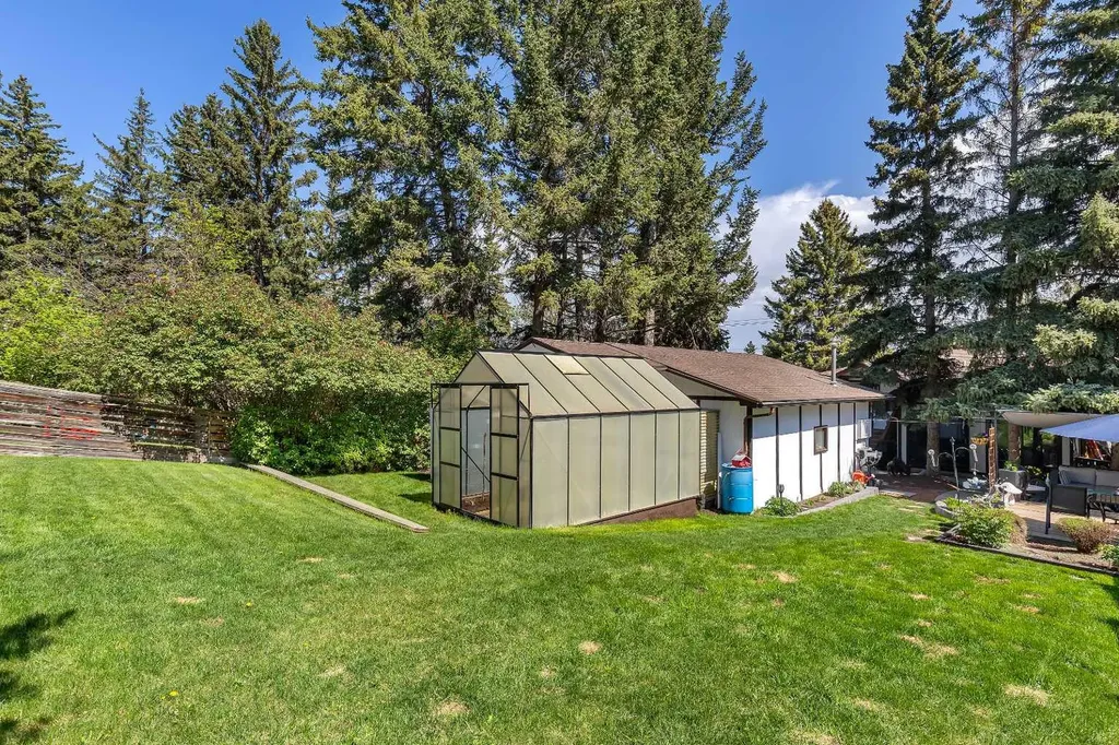 8927 33 Avenue NW Calgary AB T3B 1M2
