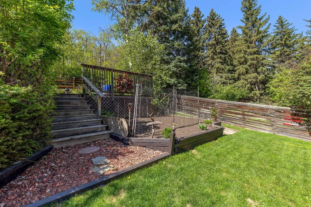 8927 33 Avenue NW Calgary AB T3B 1M2