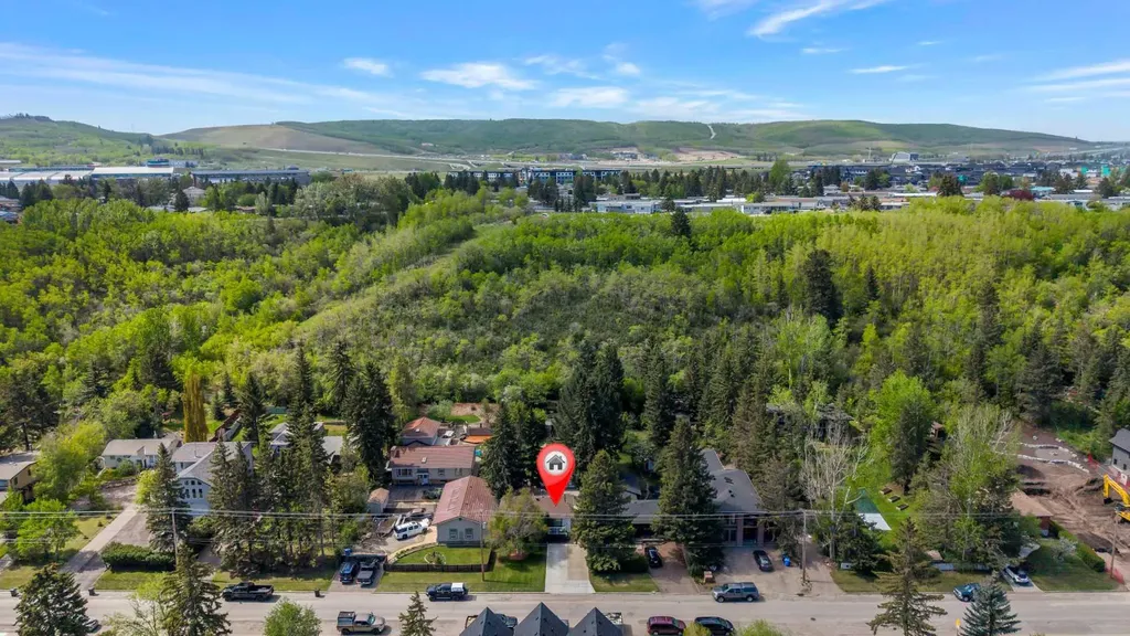 8927 33 Avenue NW Calgary AB T3B 1M2