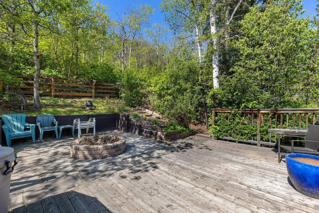 8927 33 Avenue NW Calgary AB T3B 1M2