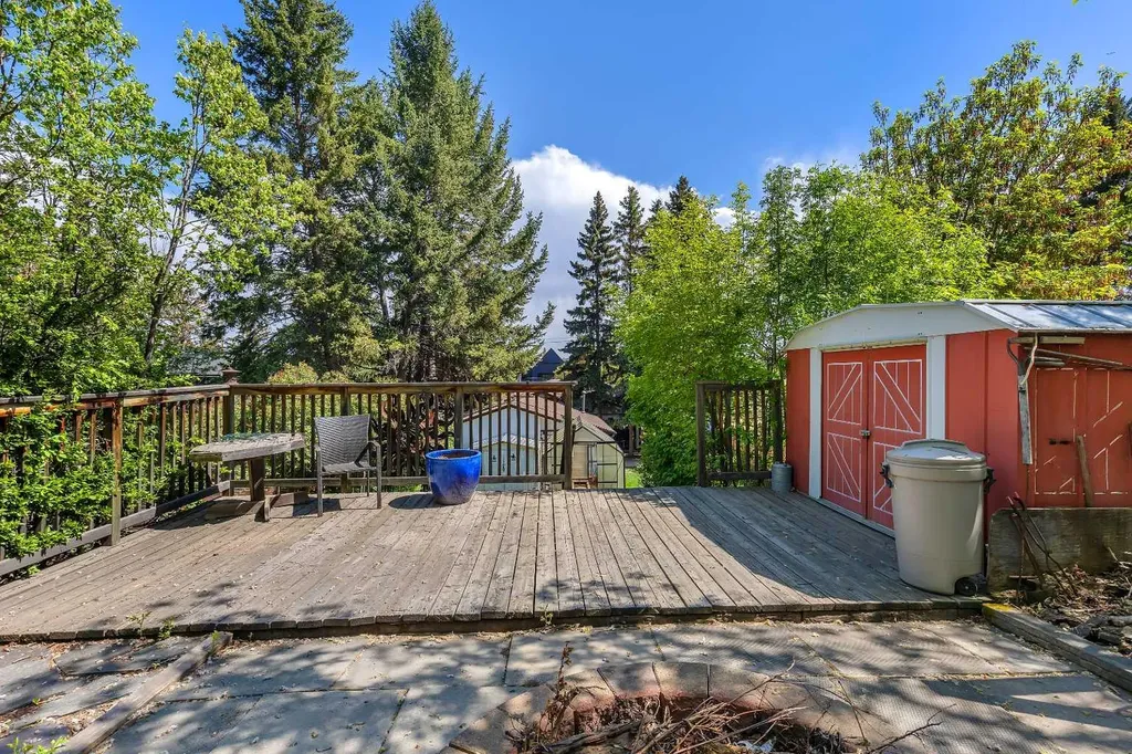 8927 33 Avenue NW Calgary AB T3B 1M2