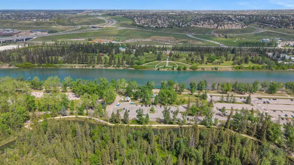 8927 33 Avenue NW Calgary AB T3B 1M2