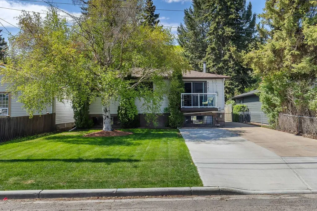 8927 33 Avenue NW Calgary AB T3B 1M2
