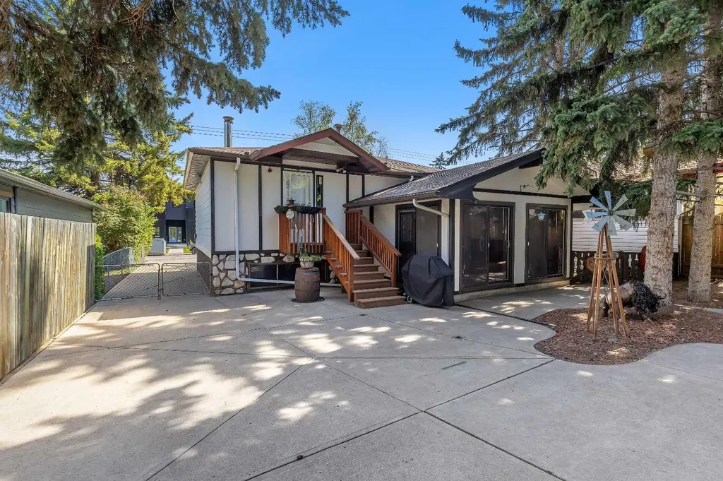 8927 33 Avenue NW Calgary AB T3B 1M2