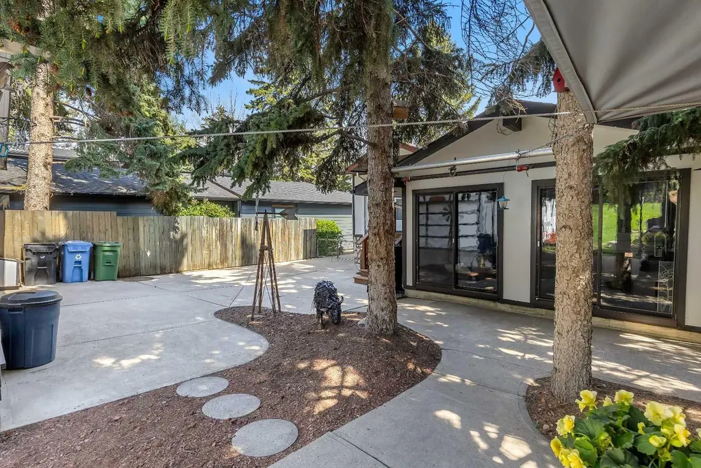 8927 33 Avenue NW Calgary AB T3B 1M2
