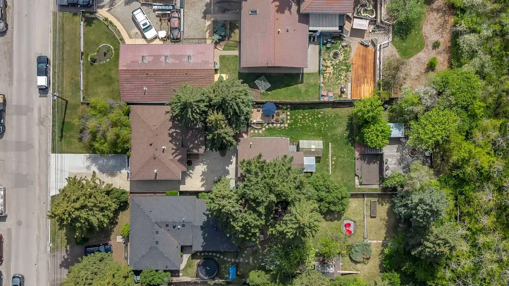 8927 33 Avenue NW Calgary AB T3B 1M2