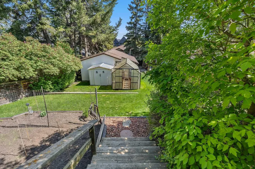 8927 33 Avenue NW Calgary AB T3B 1M2