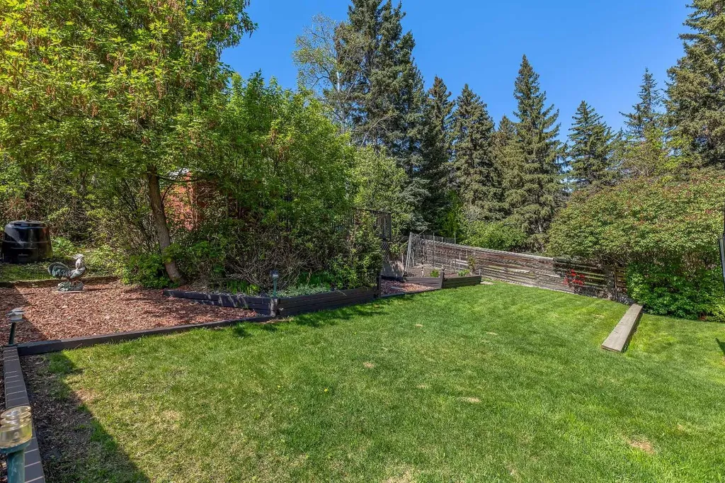 8927 33 Avenue NW Calgary AB T3B 1M2