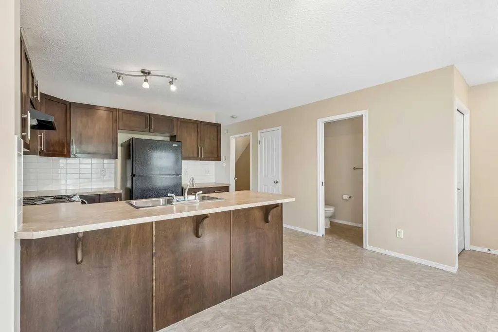 105 Drake Landing Common Okotoks AB T1S 0C9