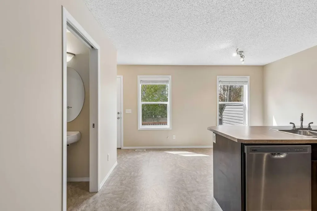 105 Drake Landing Common Okotoks AB T1S 0C9