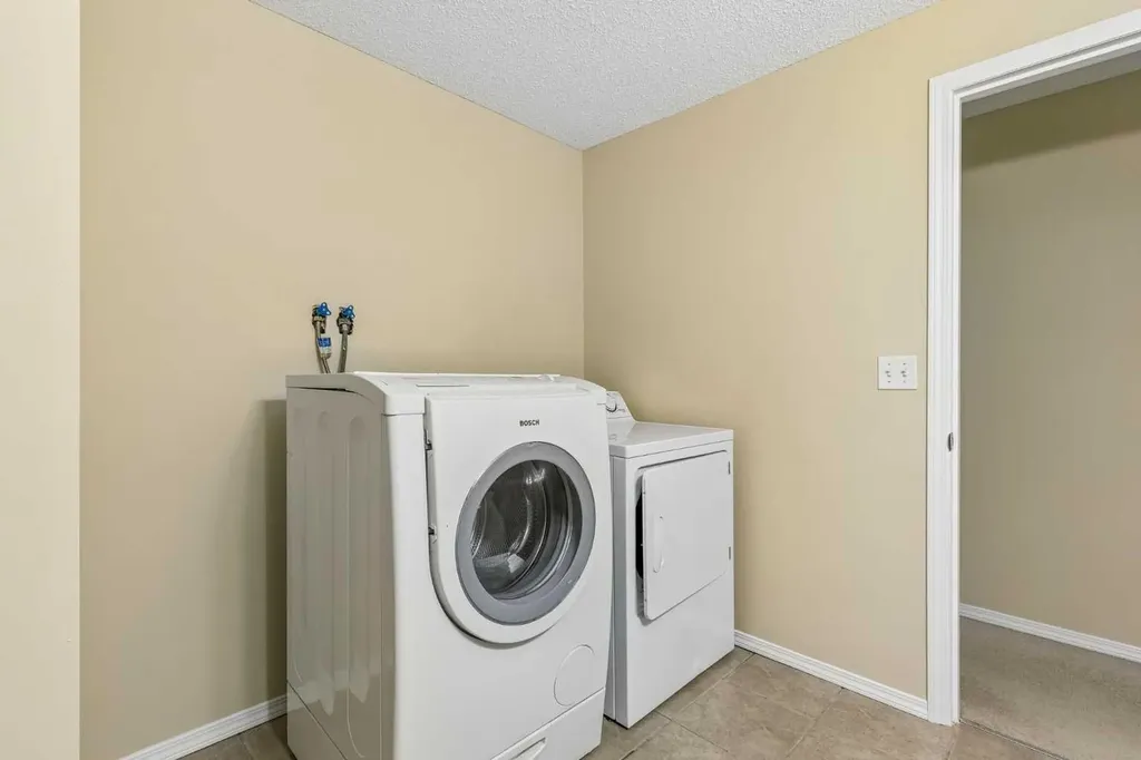 105 Drake Landing Common Okotoks AB T1S 0C9