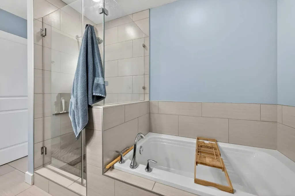 7104 36 Avenue NW Calgary AB T3B 1T8