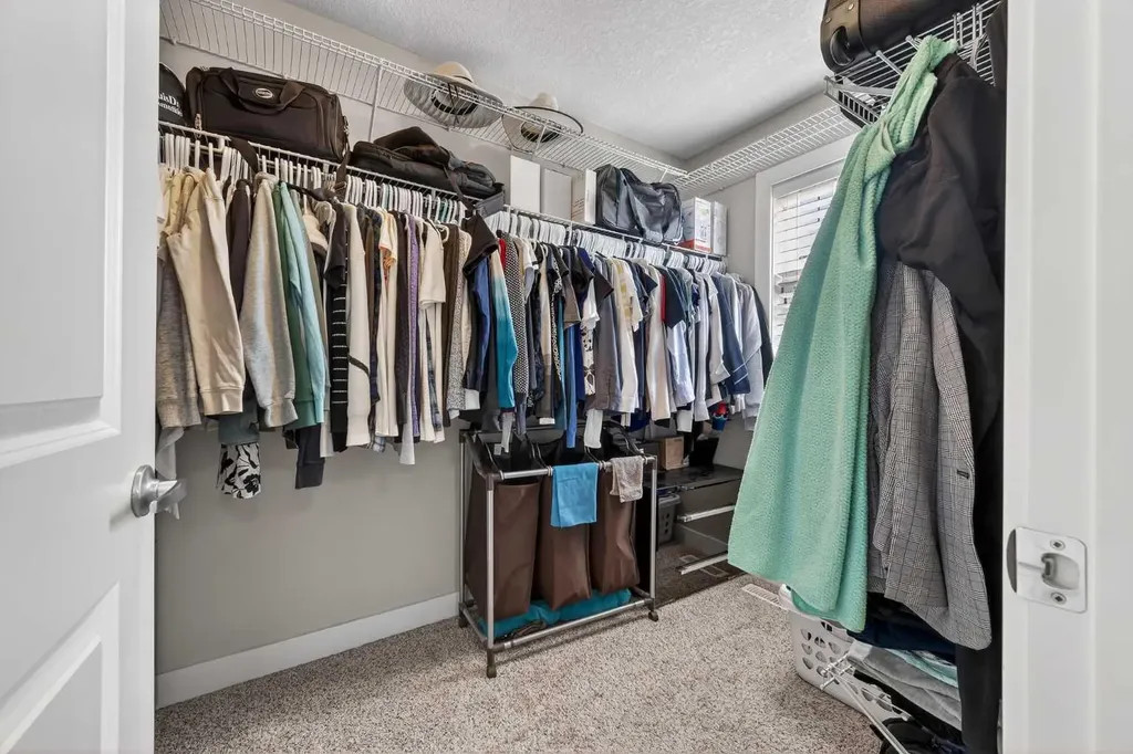 7104 36 Avenue NW Calgary AB T3B 1T8