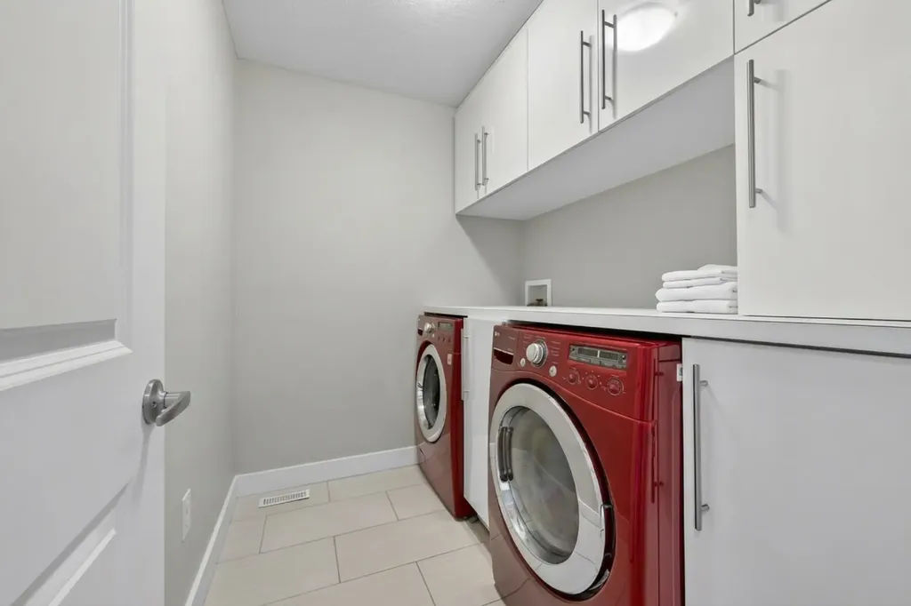 7104 36 Avenue NW Calgary AB T3B 1T8