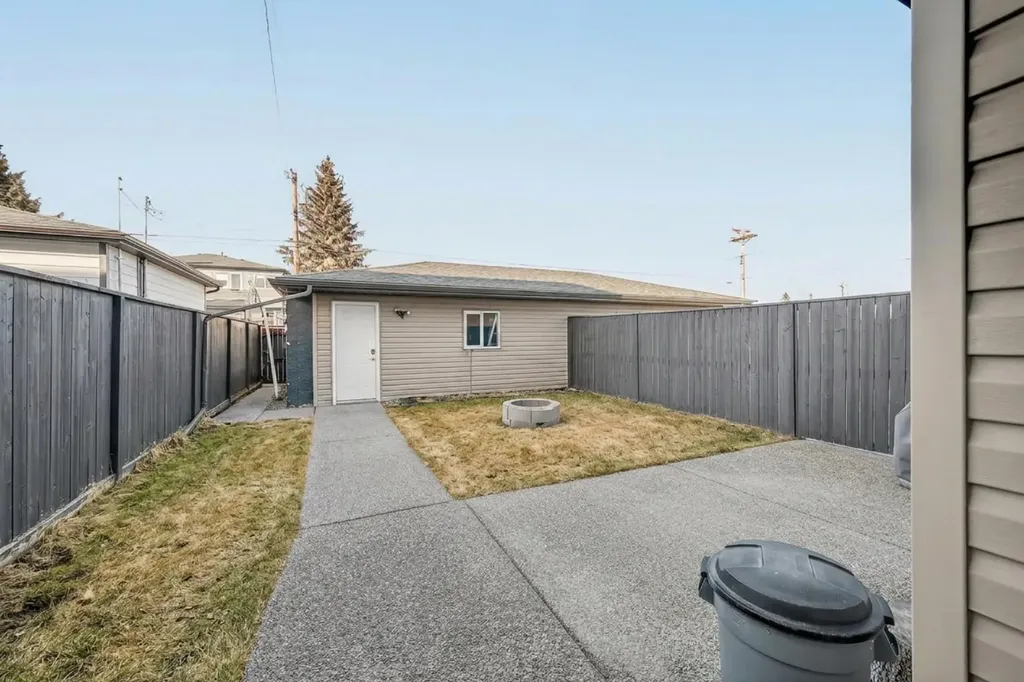 7104 36 Avenue NW Calgary AB T3B 1T8