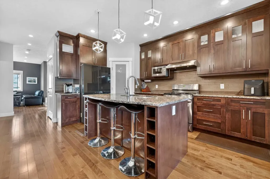 7104 36 Avenue NW Calgary AB T3B 1T8