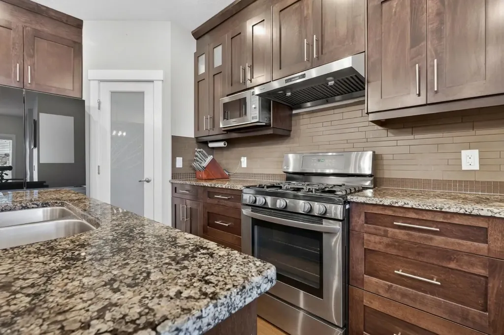 7104 36 Avenue NW Calgary AB T3B 1T8