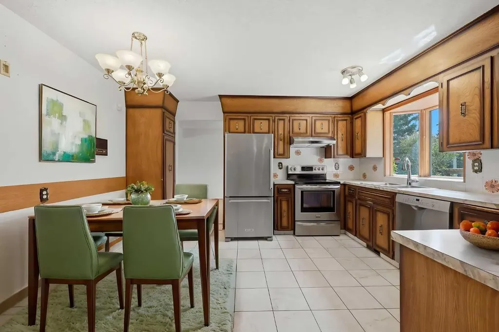480 Berkley Crescent NW Calgary AB T3K1A8