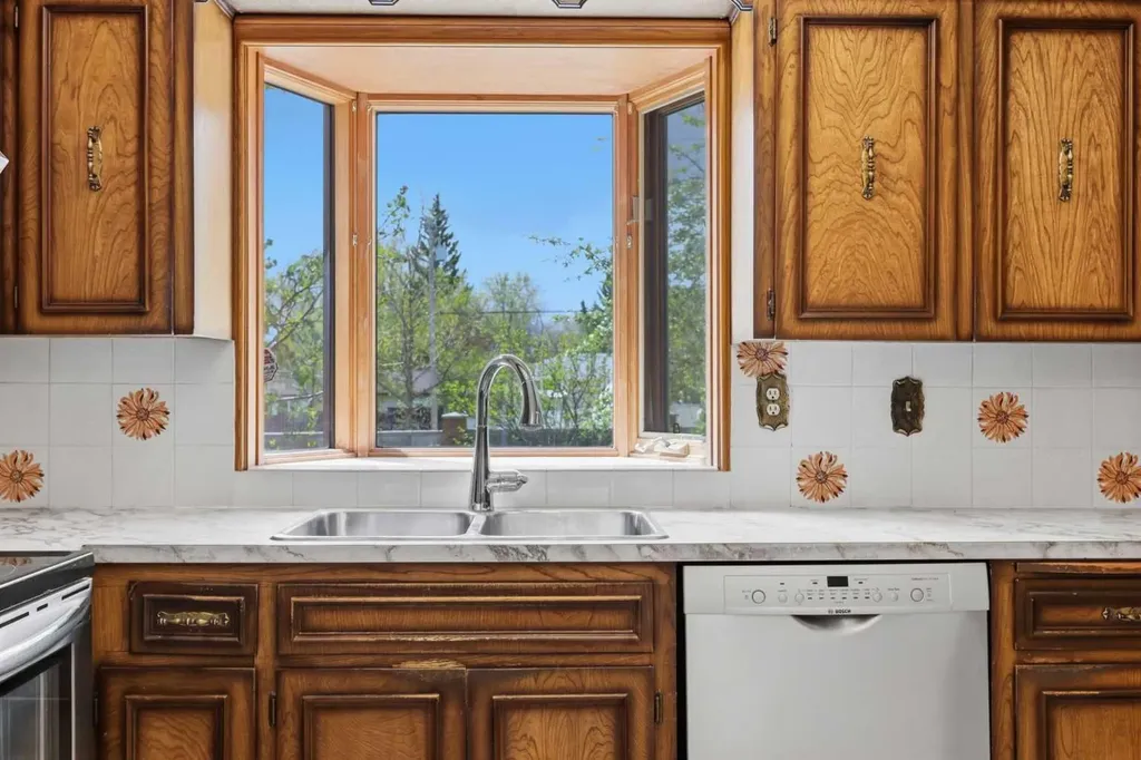 480 Berkley Crescent NW Calgary AB T3K1A8