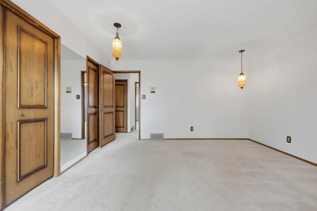 480 Berkley Crescent NW Calgary AB T3K1A8