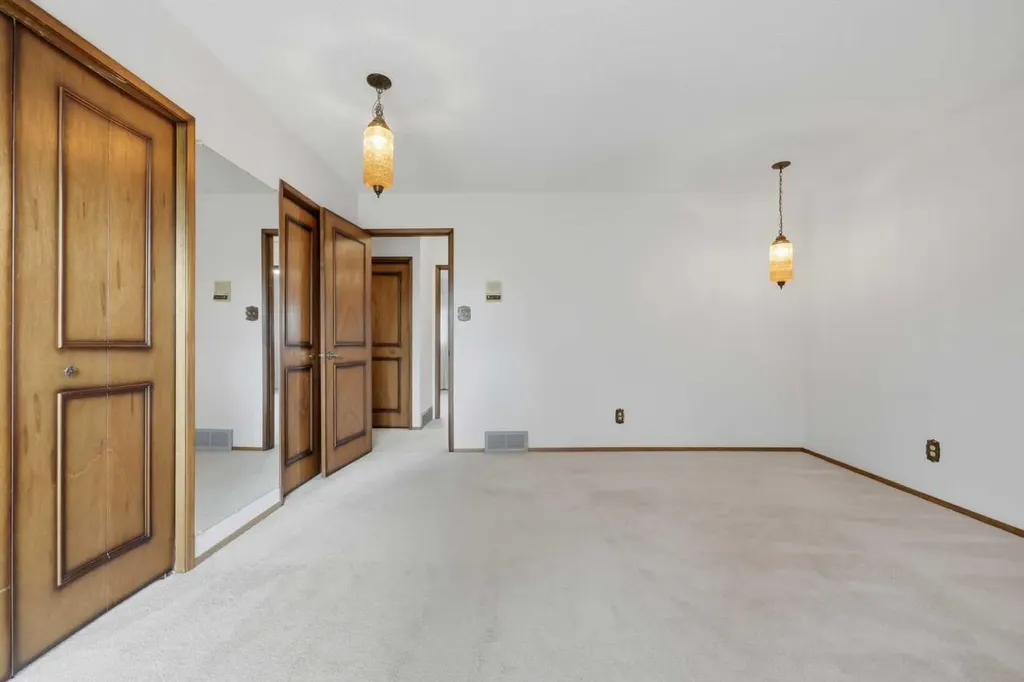 480 Berkley Crescent NW Calgary AB T3K1A8