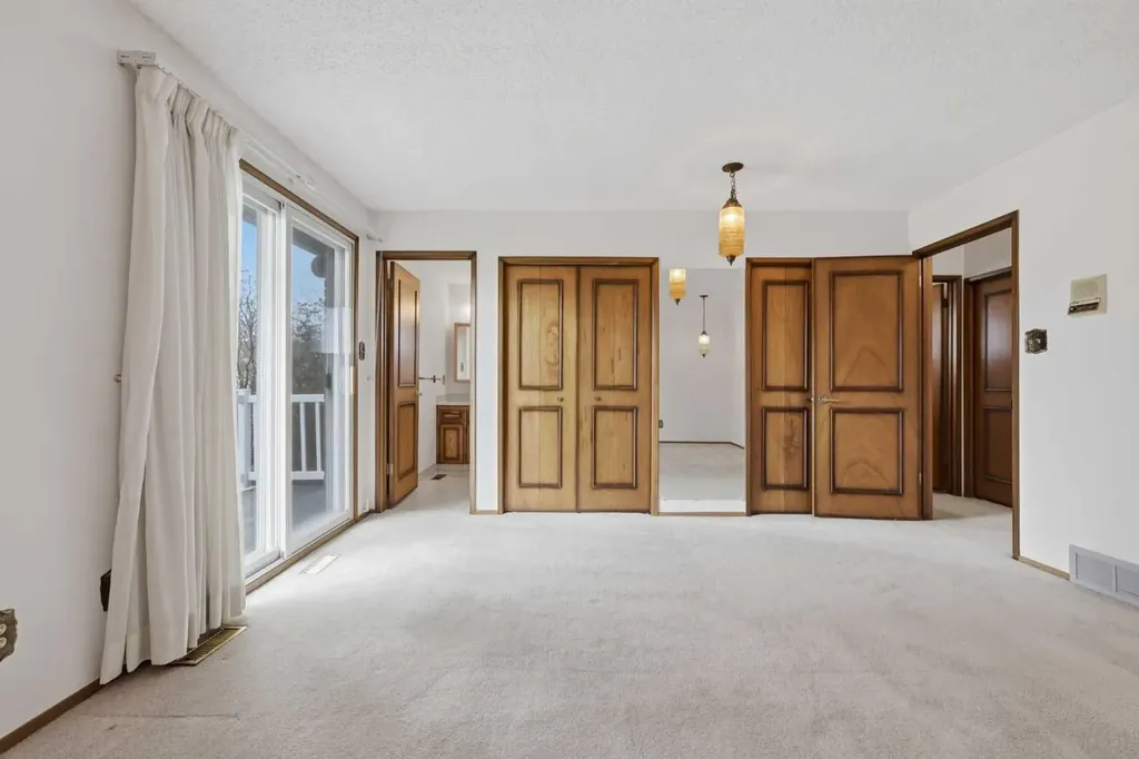480 Berkley Crescent NW Calgary AB T3K1A8