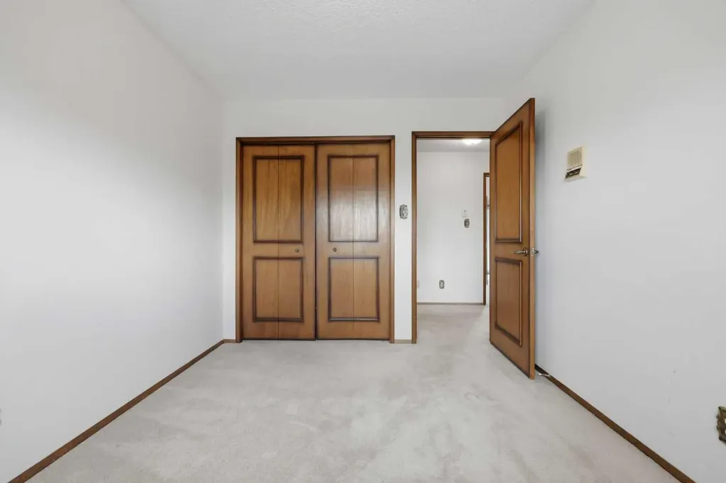 480 Berkley Crescent NW Calgary AB T3K1A8