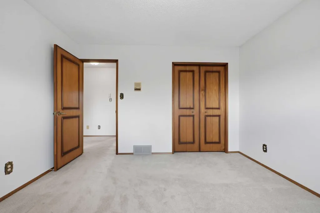 480 Berkley Crescent NW Calgary AB T3K1A8