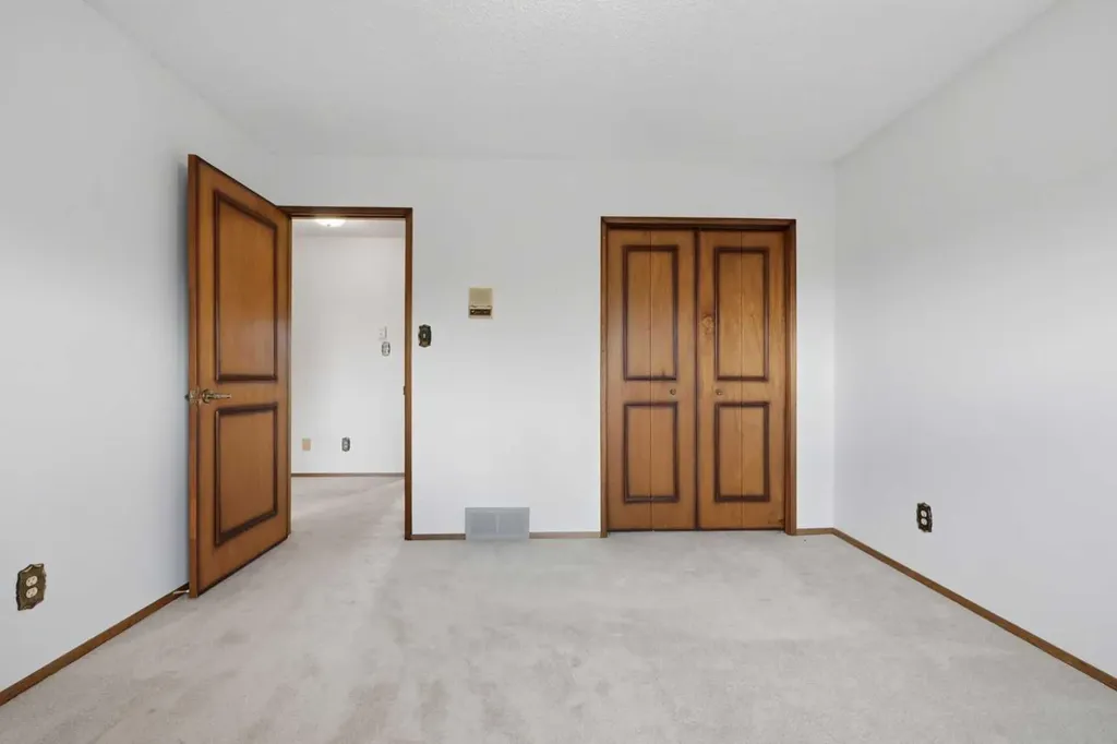 480 Berkley Crescent NW Calgary AB T3K1A8