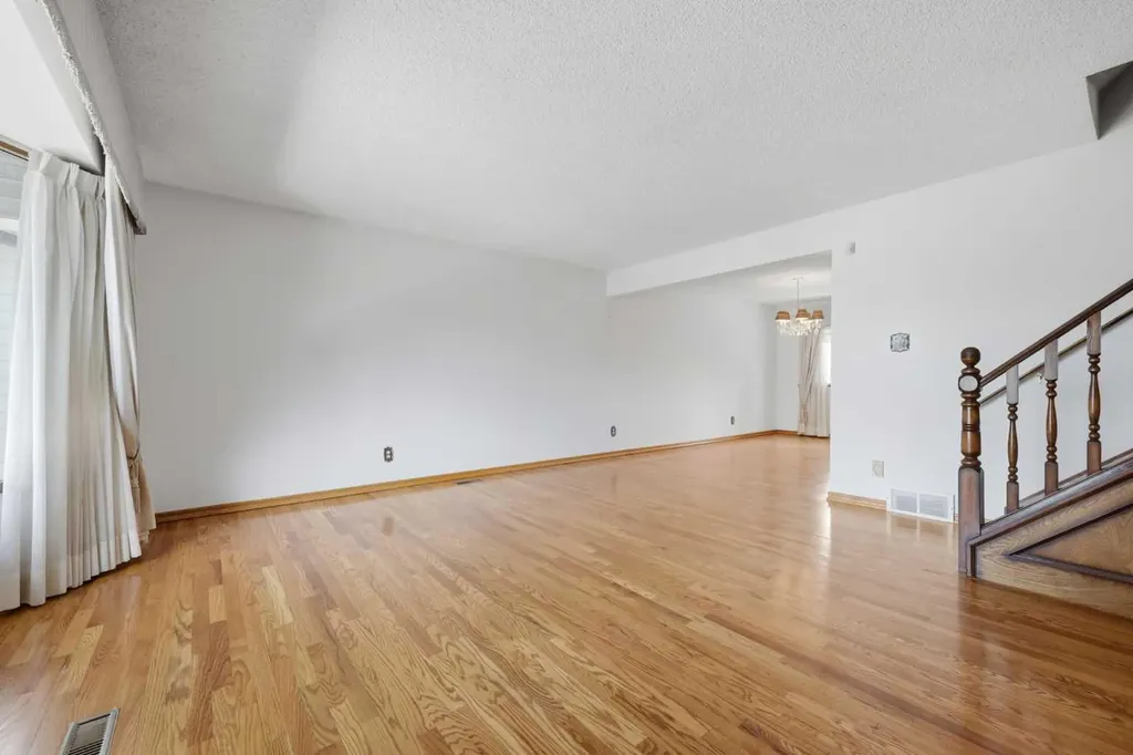480 Berkley Crescent NW Calgary AB T3K1A8