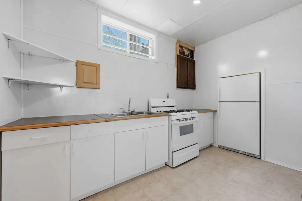 480 Berkley Crescent NW Calgary AB T3K1A8