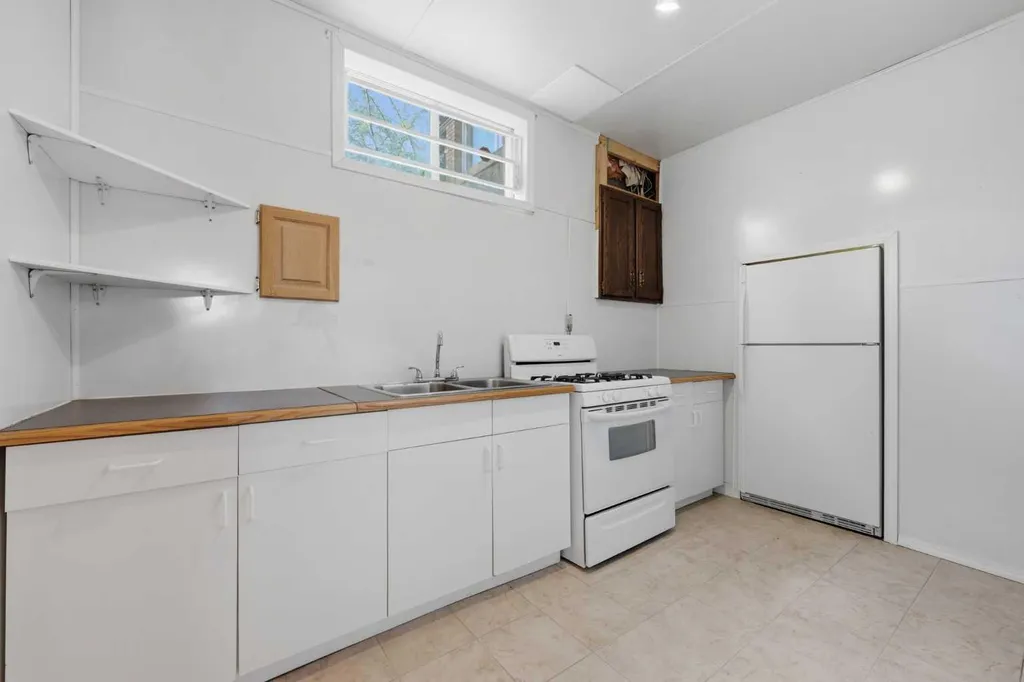 480 Berkley Crescent NW Calgary AB T3K1A8