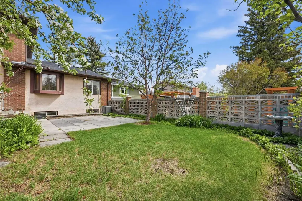 480 Berkley Crescent NW Calgary AB T3K1A8