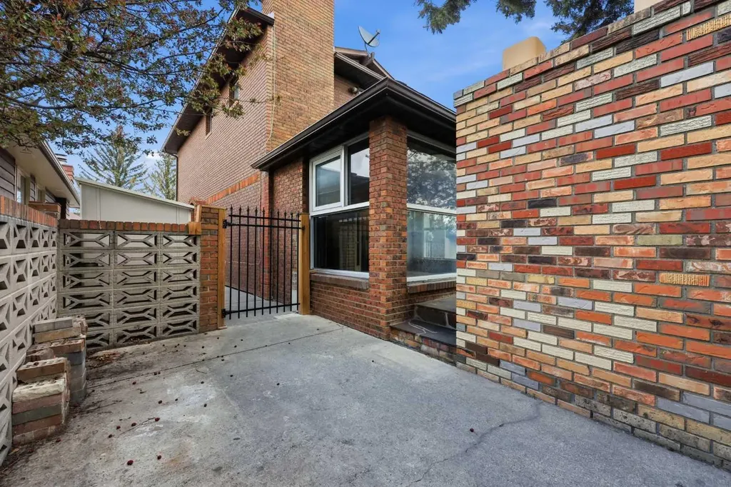 480 Berkley Crescent NW Calgary AB T3K1A8