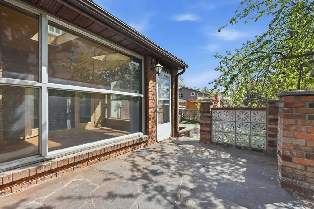 480 Berkley Crescent NW Calgary AB T3K1A8